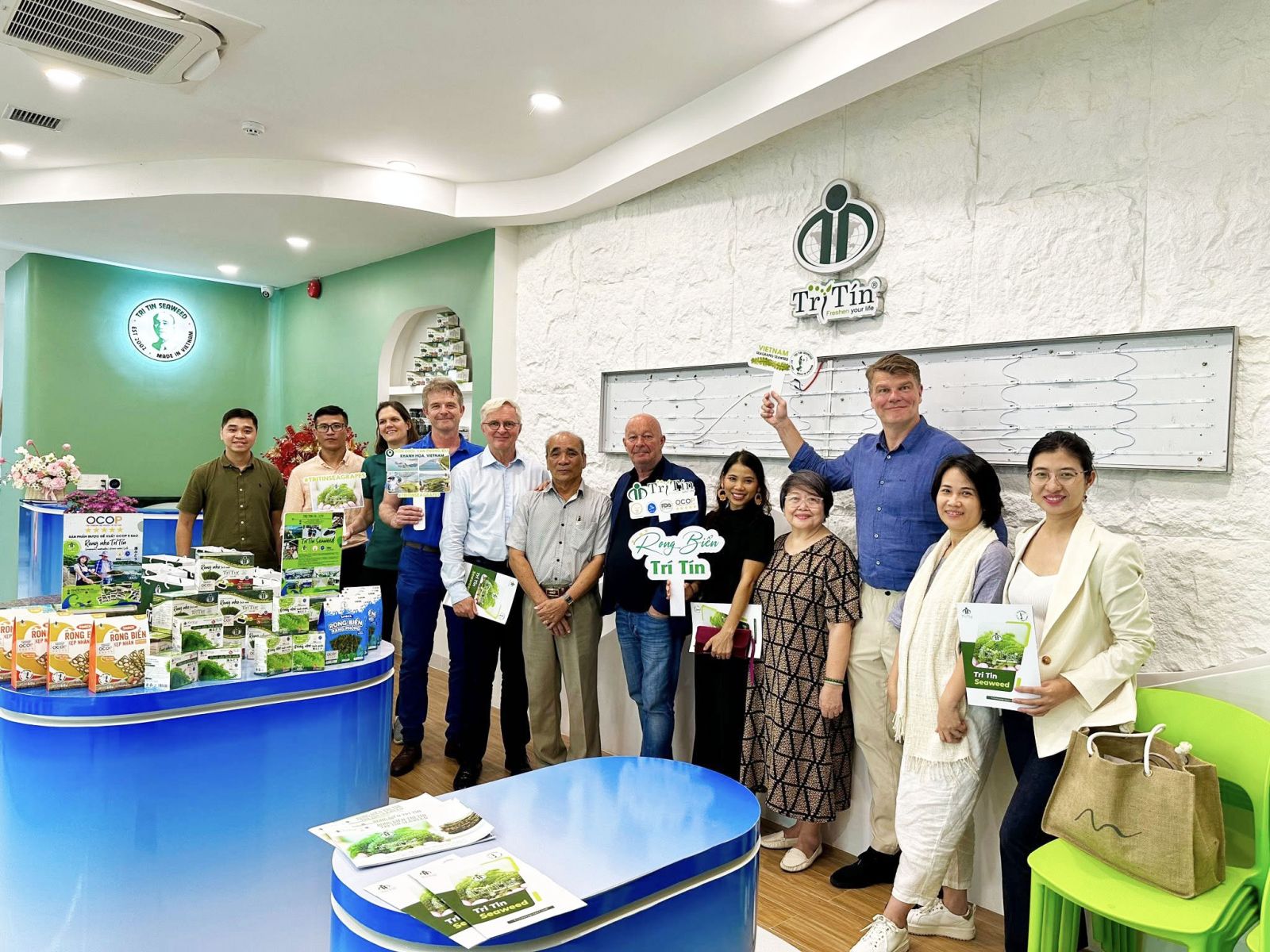 1 Khách Châu Âu đến tìm hiểu hoạt động của công ty