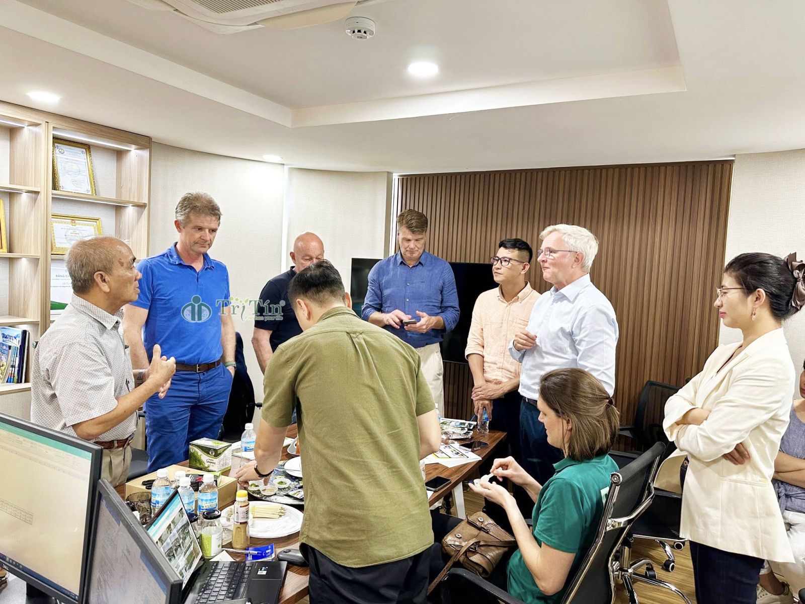 3 Khách Châu Âu đến tìm hiểu hoạt động của công ty