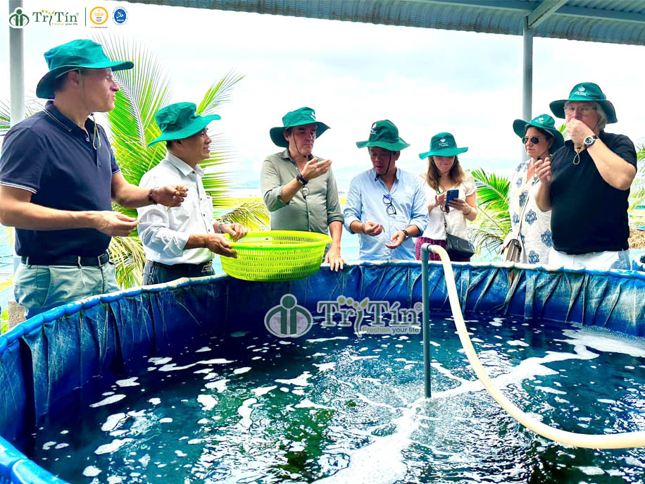 4 khách châu âu tham quan xưởng rong