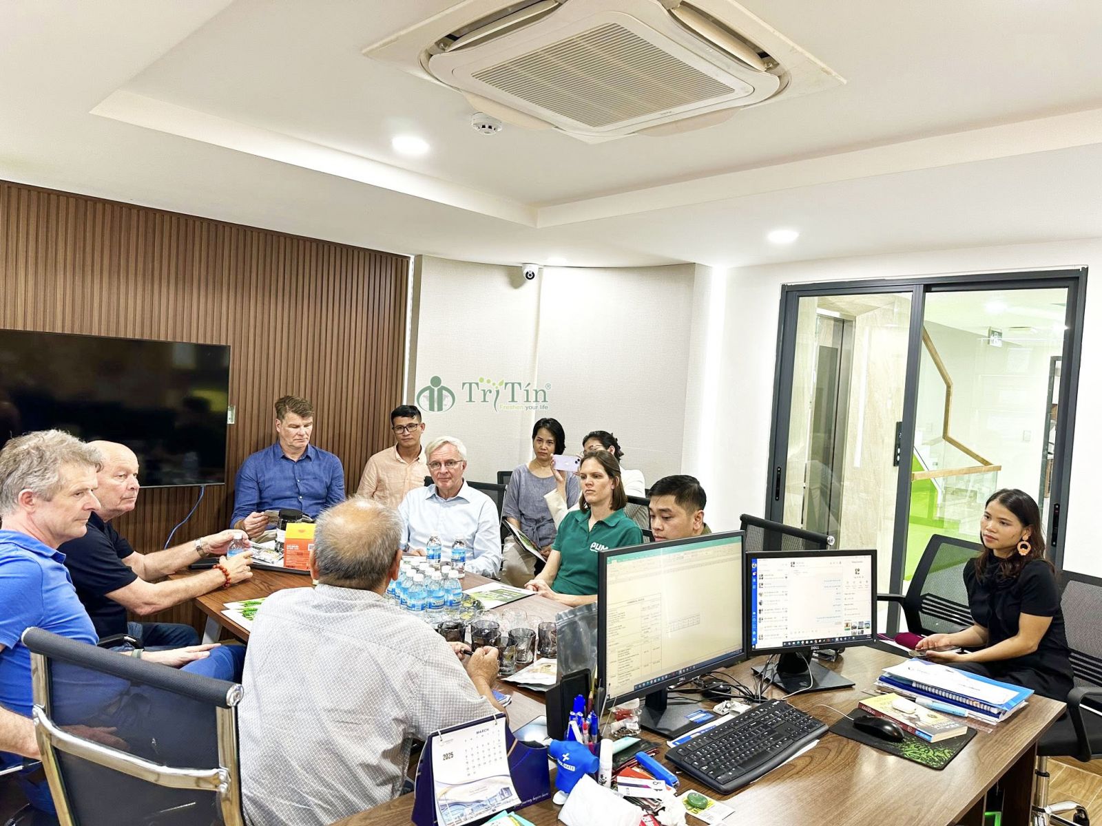 5 Khách Châu Âu đến tìm hiểu hoạt động của công ty