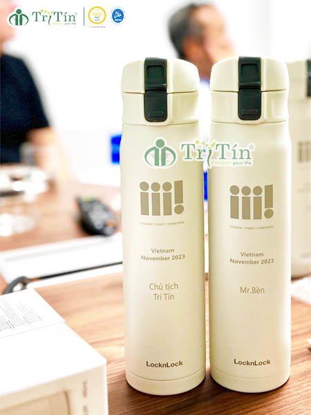 6 khách châu âu tham quan xưởng rong