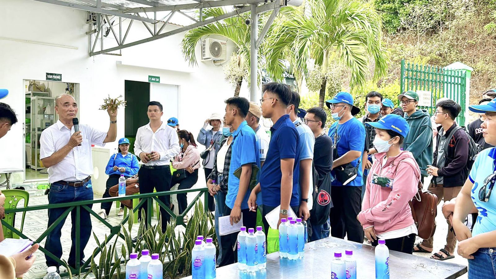 Trả lời các câu hỏi của sinh viên