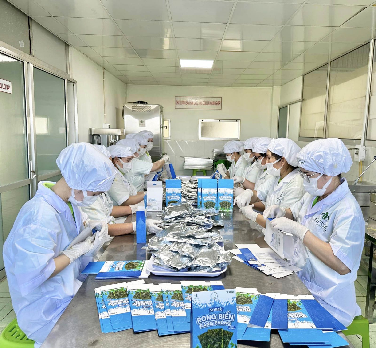 công nhân đóng gói snack rong biển rang phồng